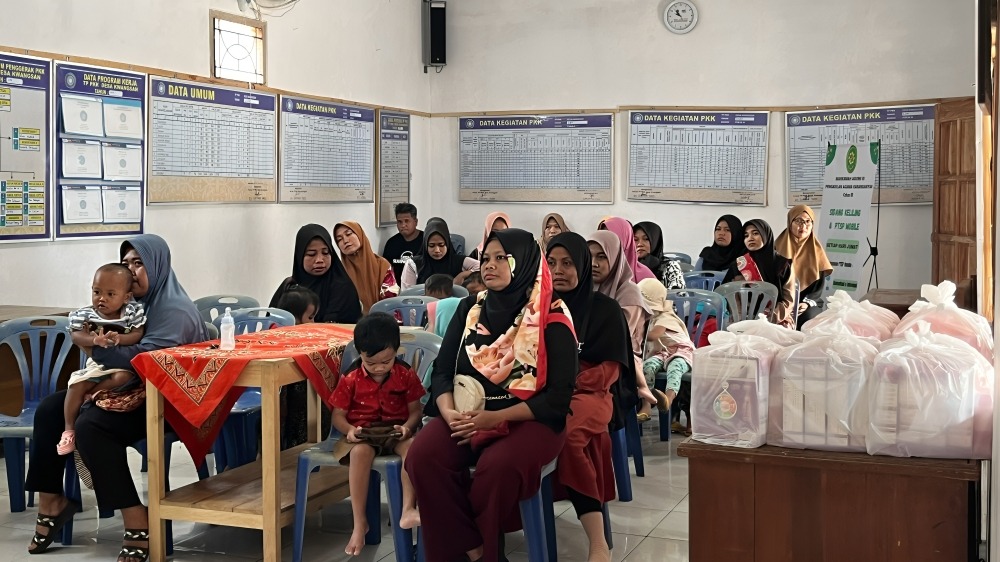 Pemberian Makanan Tambahan (PMT) untuk Balita di Desa Kwangsan